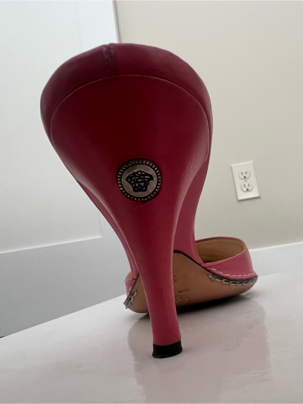 Versace, Limited Addition.
Pink Pointed-Toe Mule Heels - Picture 5 of 7